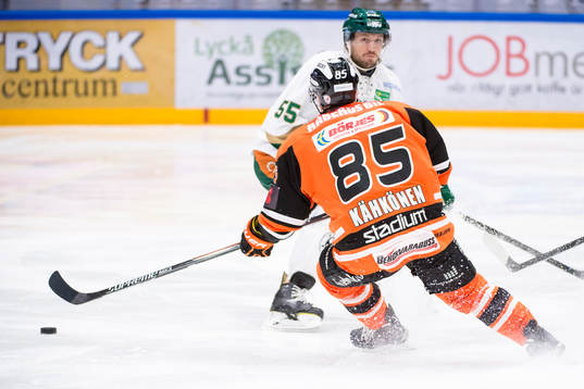 Karlskronas Toni Kähkönen försöker att lura Färjestads