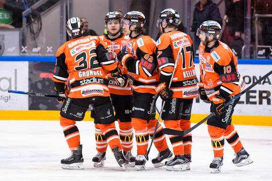 Karlskronas Jesper Olofsson har gjort 2-3 och jublar