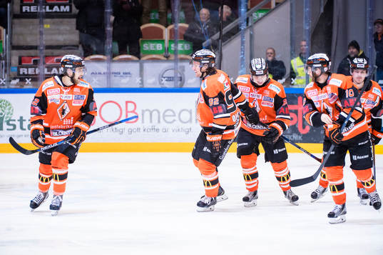 Karlskronas Jesper Olofsson har gjort 2-3 och jublar