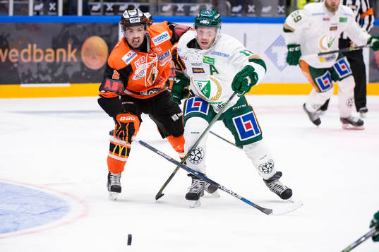 Karlskronas Robin Gartner med Färjestads Linus Persson