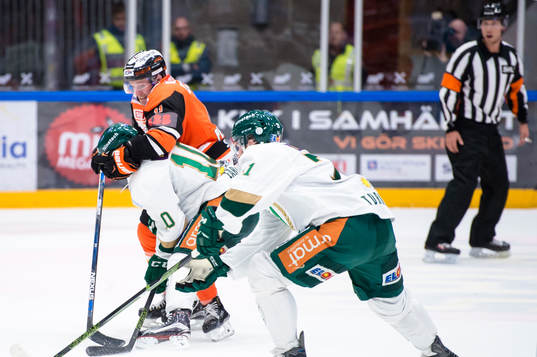 Karlskronas Robin Persson  tar ett grepp och försöker få