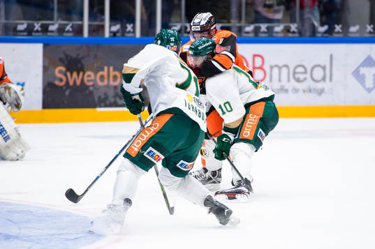 Karlskronas Robin Persson  tar ett grepp och försöker få