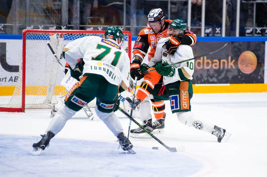 Karlskronas Robin Persson  tar ett grepp och försöker få