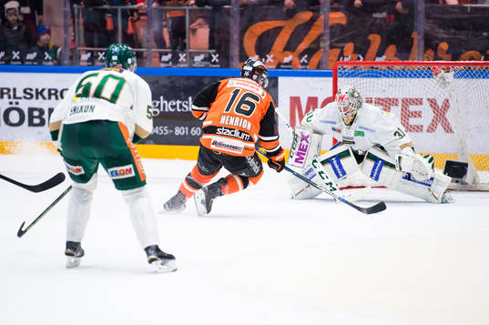 Karlskronas John Henrion kommer fri mot Färjestads