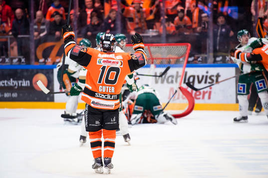 Mattias Guter jublar och tror det är mål, men pucken är