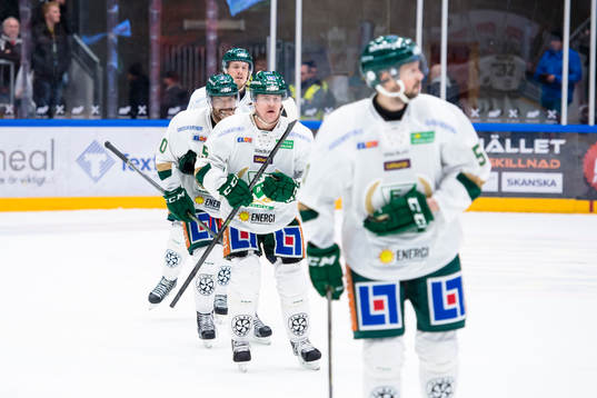 Färjestads Mikael Johansson har gjort 4-2 och jublar