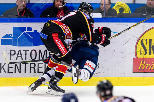 Luleås Ilari Melart tacklar Linköpings Sebastian Karlsson