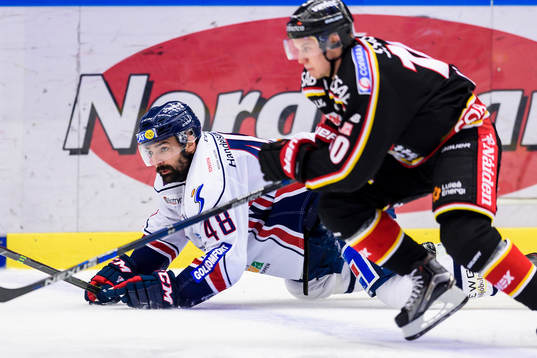 Linköpings Daniel Rahimi ligger på isen