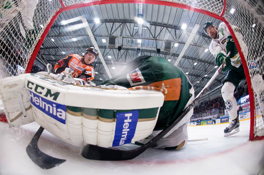 Karlskronas Joel Kellman är och petar med klubban