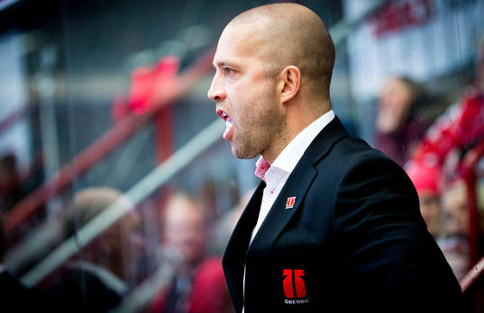 Örebros assisterande tränare Johan Tornberg skriker på