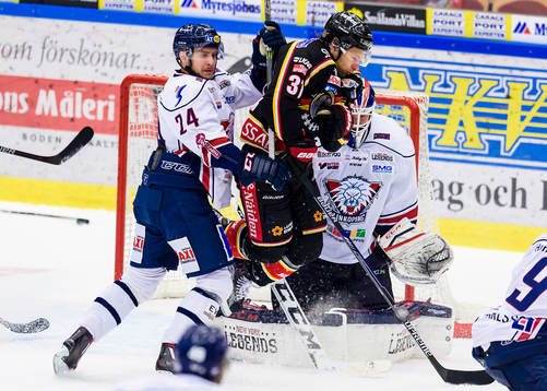 Linköpings Fredric Andersson trycker bort Luleås Jonathan