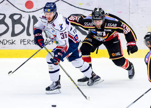 Linköpings Niklas Fogström jagas av Luleås Jonathan
