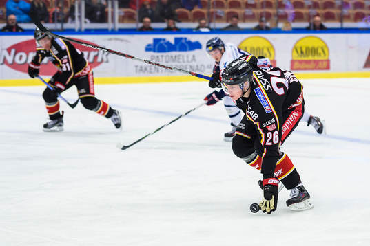 Luleås Peter Cehlarik plockar ner pucken med handen