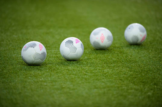 UMBRO bollar på gräsmattan