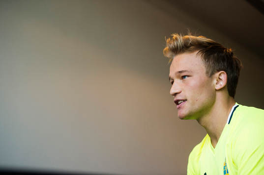 Nicklas Bärkroth blir intervjuad