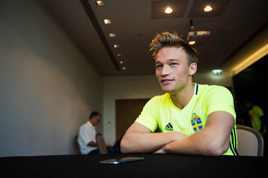 Nicklas Bärkroth blir intervjuad