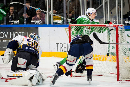 Rögles Filip Karlsson gör 1-1 bakom Djurgårdens målvakt