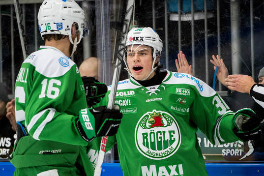 Rögles Filip Karlsson jublar med Christopher Liljewall