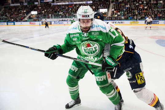 Rögles Taylor Matson tacklas i ryggen av Djurgårdens