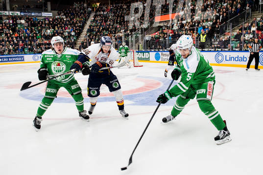 Rögles Alen Bibic rensar undan pucken framför