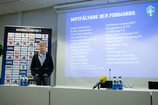 Sveriges förbundskapten i fotboll Pia Sundhage presenterar