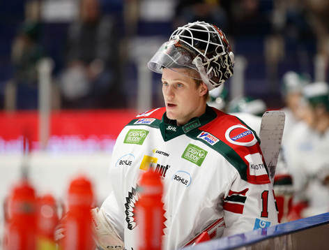 Frölundas målvakt Lars Johansson med mask i pannan vid
