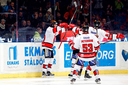Örebros Emil Eriksson jublar med lagkamraterna