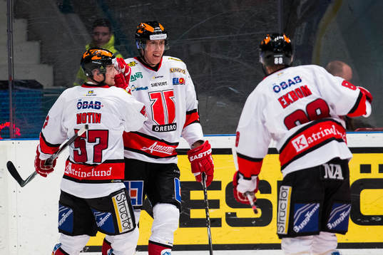 Örebros Marko Anttila (m) jublar