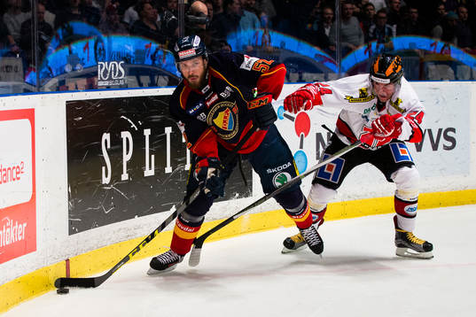 Djurgårdens Mikael Ahlén tätt följd av Örebros Petr