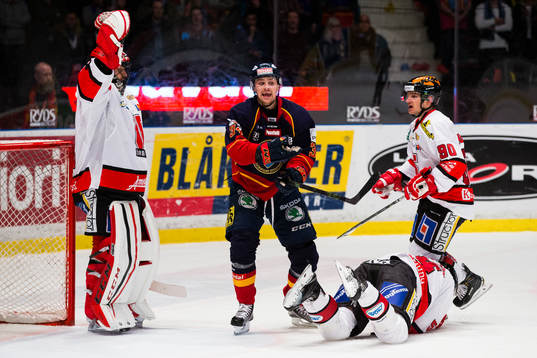 Örebros målvakt Julius Hudacek och Libor Hudacek reagerar