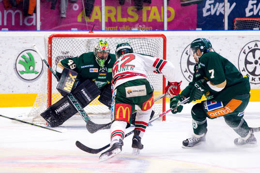 Frölundas Artturi Lehkonen har en chans framför