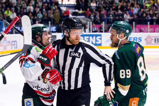 Frölundas Robin Figren och Färjestads Antti Tyrväinen