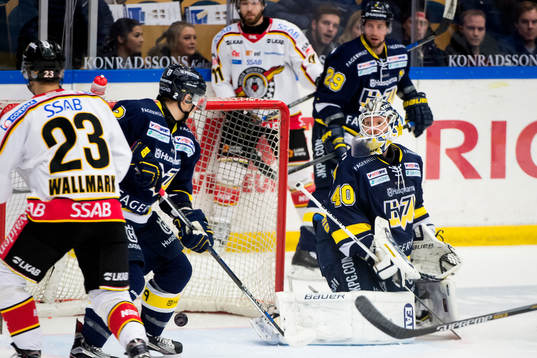 s målvakt Erik Ersberg ser 0-1gå in bakom sig