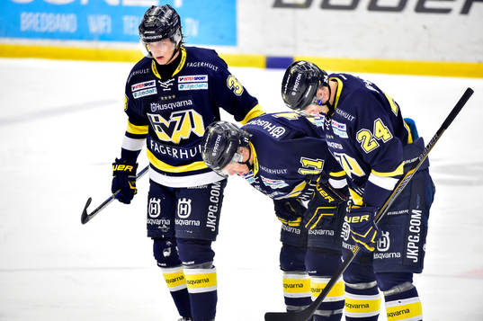 s Simon Önerud får hjälp av isen av Niklas Hansson och