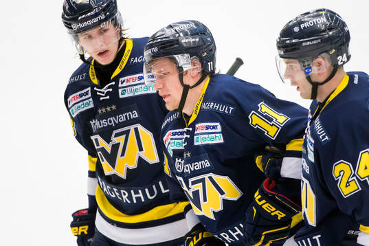 s Simon Önerud skadar sig och leds ut av Niklas Hansson