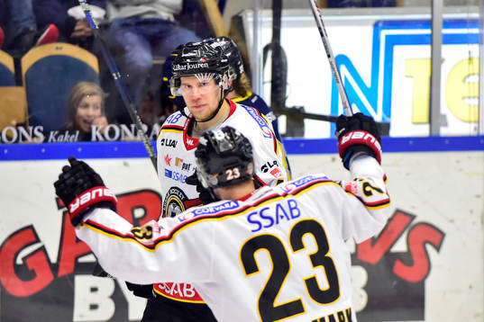Luleås Ilari Melart och Lucas Wallmark jublar