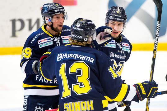 s Chris Abbott och Oscar Sundh klappar om Kristofer Berglund