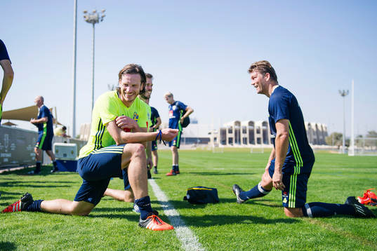 Gustav Svensson stretchar med player manager Marcus Allbäck