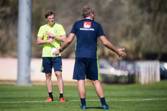 Emil Bergström lyssnar till förbundskapten Erik Hamrén
