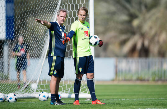 Förbundskapten Erik Hamrén instruerar Patrik Carlgren