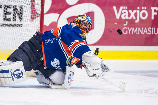 Växjös målvakt Cristopher Nihlstorp tappar pucken och