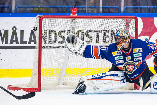 Linköpings Andrew Gordon (ej i bild) skjuter mål 0-2