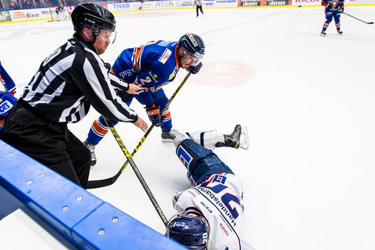 Gruff mellan Växjös Teemu Laakso och Linköpings Nick