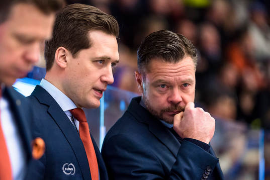 Växjös tränare Sam Hallam pratar med assisterande