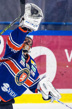 Växjös målvakt Cristopher Nihlstorp tappar pucken