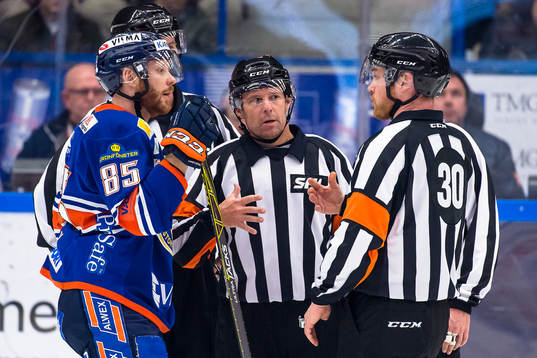 Växjös Liam Reddox pratar med Domare Wolmer Edqvist och