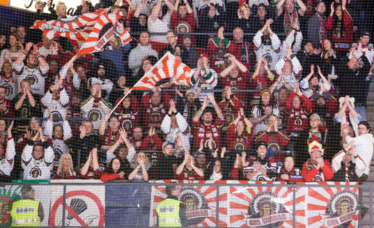 Frölundas supportrar jublar på läktaren