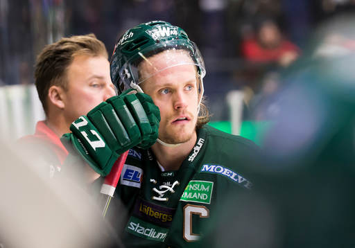 Färjestads Magnus Nygren  deppar i båset