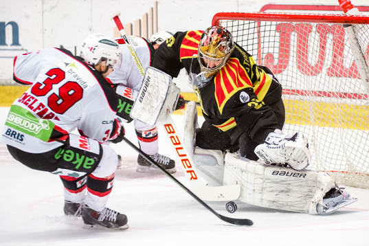 Brynäs målvakt Bernhard Starkbaum räddar skott från