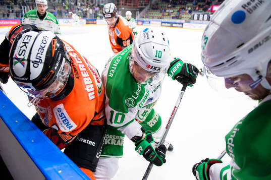 Rögles Viktor Lindgren försöker få loss pucken